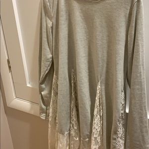 Woman’s tunic with lace details